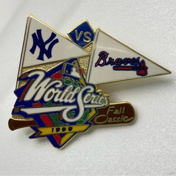 NY Yankees VS. Atlanta Braves 1996 World Series Commemorative Collectable Pin - Picture 3 of 6